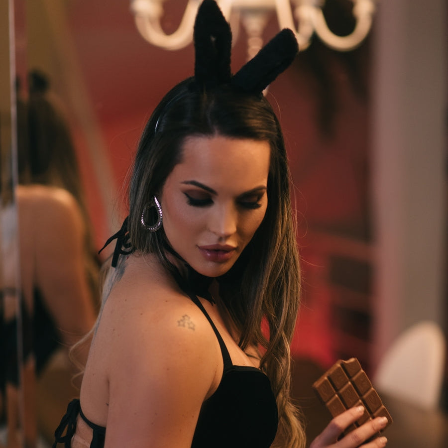 Coelha Body em Veludo com Corelhas e Rabinho - 3070